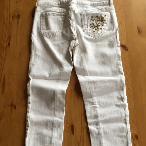 Eyelet  Detail White Jean Capris - Picture 1 of 4
